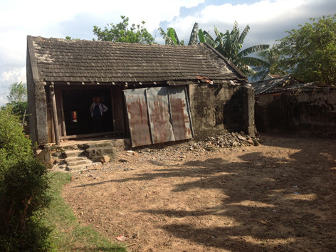 Ngôi nhà xiêu vẹo của bà Quế giờ chỉ còn ba bà cháu nương tựa vào nhau. Ngôi nhà xiêu vẹo của bà Quế giờ chỉ còn ba bà cháu nương tựa vào nhau