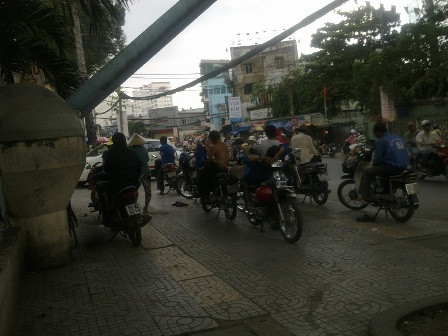 Khách thường “đánh tiếng” nhờ cánh xe ôm trước cổng bệnh viện tìm người đẻ thuê.