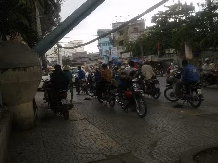 Khách thường “đánh tiếng” nhờ cánh xe ôm trước cổng bệnh viện tìm người đẻ thuê.