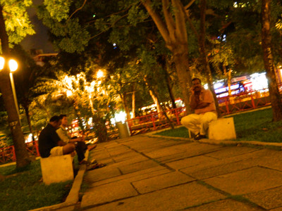 Maobi và một số đồng nghiệp chờ khách ở công viên 23/9 quận 1, TPHCM. Ảnh: L.N.