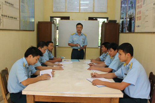 Các phi công trẻ lái máy bay Su-30MK2 thường xuyên học tập để trau rồi kiến thức về khoa học - công nghệ cũng như bản lĩnh chính trị, phẩm chất đạo đức