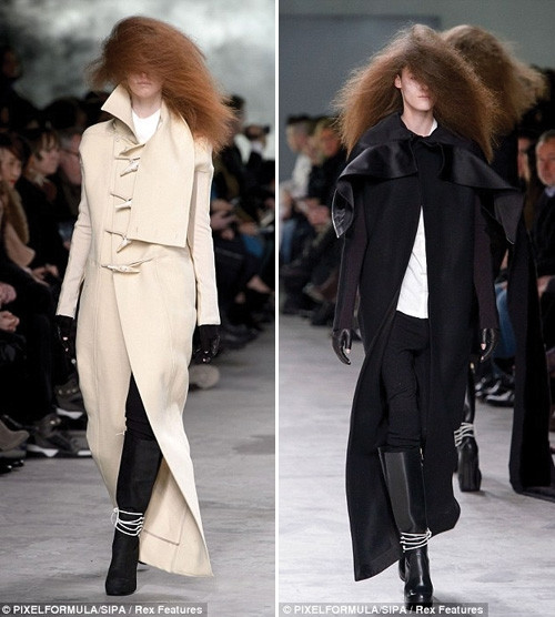 1. Chân dài Cara Delevingne xuất hiện trong show thời trang của Jean Paul Gaultier với kiểu tóc "mullet" (phía trước ngắn và phía sau dài). Tuy nhiên, bộ tóc giả lại lệch tông màu với tóc thật, khiến cô nàng trông càng ngổ ngáo. Với biểu cảm khuôn mặt nghiêm trang, thậm chí dữ dằn của người mẫu, thật không khó để nhận ra cá tính nổi loạn trong BST của Jean Paul Gaultier. Với Jean Paul Gaultier, kiểu tóc không quyết định trang phục bạn mặc trên người bởi vì chúng có thể là hai thái cực trái ngược nhau. 2. Kiểu tóc của Af Vandervorst có lẽ "độc" nhất và khó áp dụng nhất khi khuôn mặt của người mẫu bị giấu đi hoàn toàn, chỉ hở bờ môi đỏ mọng quyến rũ. Với một lớp tóc mái dài và dày như thế này che kín mặt, bạn sẽ chẳng thể nào bước đi cũng như gặp gỡ, trò chuyện với bất kỳ ai. Vì thế, đây là kiểu tóc chỉ có thể ngắm hoặc nếu có áp dụng thì phải theo một phiên bản khác. 3. Trong khi đó, người mẫu của Haider Ackermann xuất hiện trên đường băng với kiểu tóc búi - rối rắm và luộm thuộm. 4. Rick Owens không chỉ "quái" ở trang phục mà còn "quái" ở kiểu tóc cũng như trang điểm của người mẫu. Kiểu tóc "điện giật" có vẻ không bình thường nhưng biết đâu lại lọt vào mắt xanh của những cô nàng thích phong cách hoang dã. Dàn chân dài xuất hiện như những bóng ma vật vờ trên sàn catwalk. 5. Với Junya Watanabe, tóc "tổ quạ" mới là mốt của mùa thu - đông 2013, vừa ấm áp lại rất ấn tượng. Bạn có thể tạo nhiều kiểu "tổ quạ" khác nhau. 6. Givenchy lôi cuốn người xem bằng những kiểu tóc xoăn cuộn tròn nhiều màu sắc, giống như những viên kẹo ngọt ngào. Kiểu tóc này khiến nhiều người liên tưởng đến những chiếc mũ bơi.