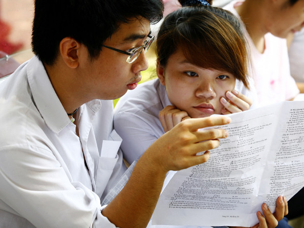 Với trên 90% số học sinh TNPT muốn vào ĐH, nếu không tổ chức thi tuyển, hệ thống ĐH, CĐ khó đáp ứng nhu cầu thực tế này. Ảnh: Hồng Vĩnh. Với trên 90% số học sinh TNPT muốn vào ĐH, nếu không tổ chức thi tuyển, hệ thống ĐH, CĐ khó đáp ứng nhu cầu thực tế này. Ảnh: Hồng Vĩnh