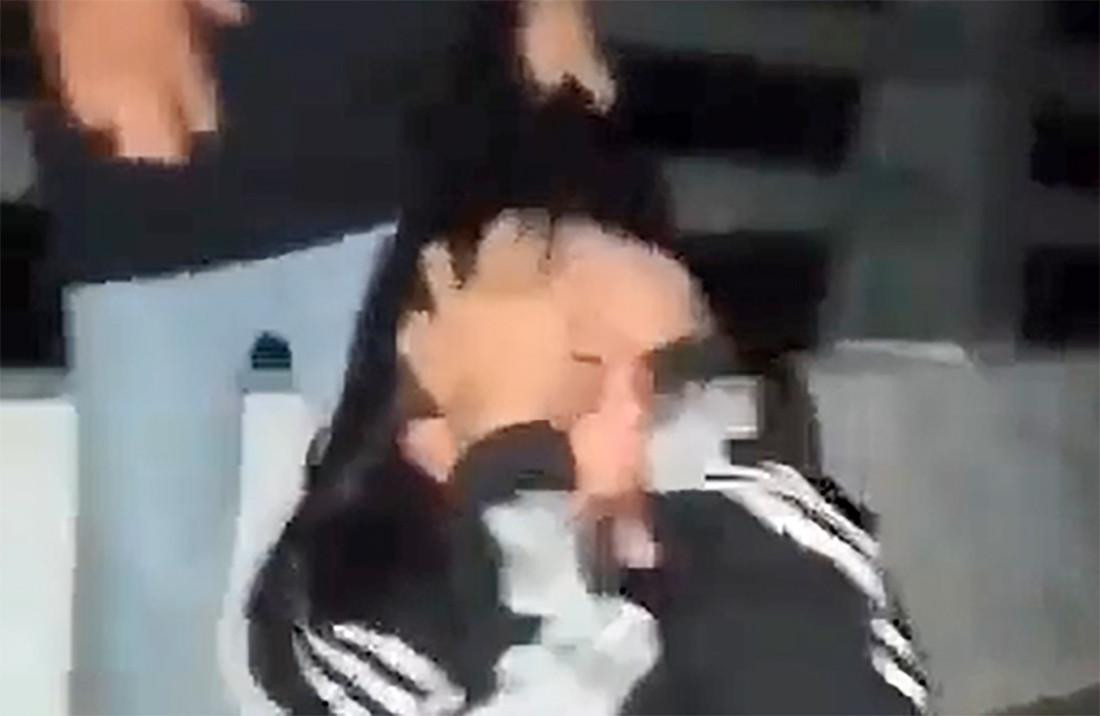 Nữ sinh van xin nhưng vẫn tiếp tục bị đánh. Ảnh cắt từ clip Nữ sinh van xin nhưng vẫn tiếp tục bị đánh. Ảnh cắt từ clip