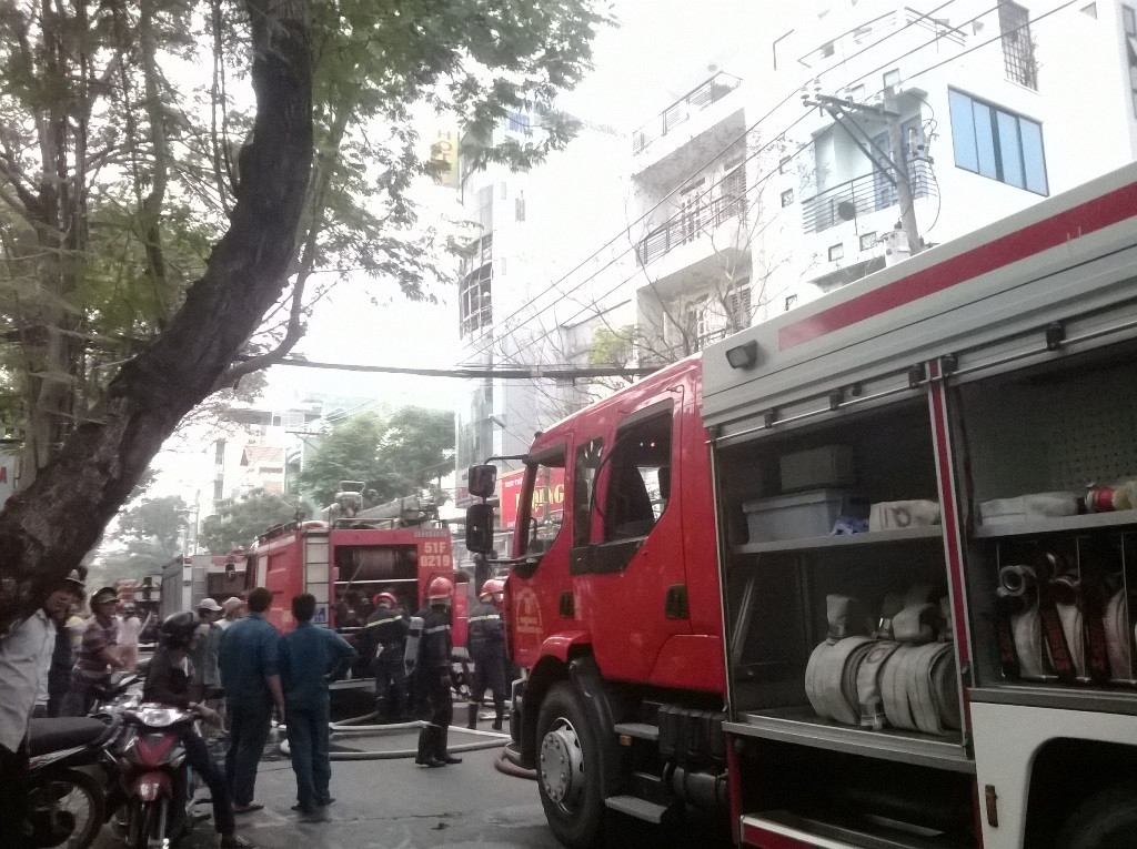 Lực lượng PCCC có mặt dập tắt ngọn lửa. Lực lượng PCCC có mặt dập tắt ngọn lửa