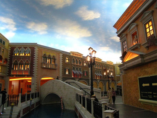 “Bầu trời” trong hình thực ra là một bức vẽ như thật trên trần của sòng bạc Venetian.