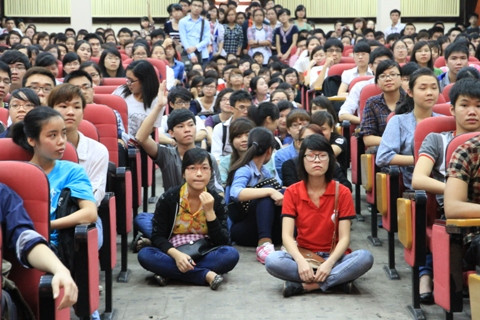Hàng trăm sinh viên đã tham dự buổi trò chuyện của 2 CEO trẻ