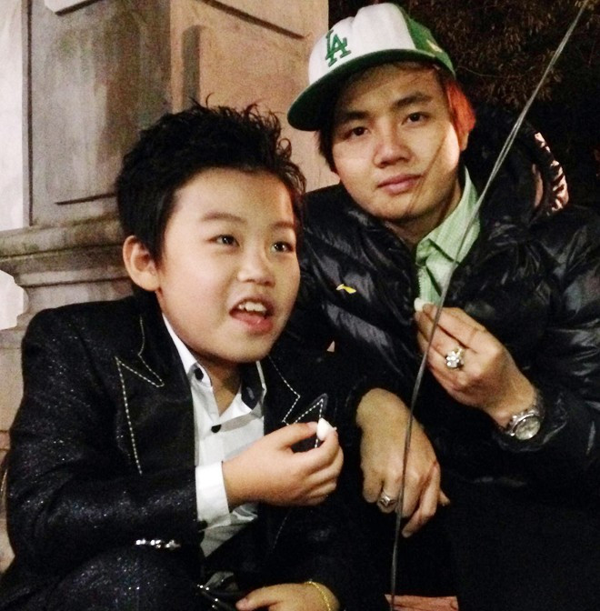 Việt Nam là quê mẹ của Psy nhí. Tuy nhiên, đây là lần đầu Hwang Min Woo được khám phá Hà Nội. Cậu nhóc vô cùng thích thú khi có mặt tại Bờ Hồ, ăn thử những món vỉa hè chỉ Thủ đô mới có