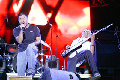 Ban nhạc rock Purple Balloon trình diễn mở màn đầy ấn tượng