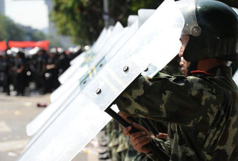 Bắc Kinh phải huy động lực lượng cảnh sát chống bạo động lập hàng rào bê n ngoài sứ quán Nhật. Trước đó lãnh sự qu án Nhật tại Thượng Hải phải ra khuyến cáo công dân thận trọng, sau khi có những báo cáo về các vụ tấn công lẻ tẻ nhằm vào người Nhật ở Trung Quốc