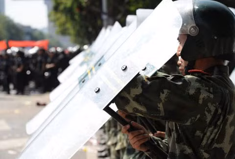 Bắc Kinh phải huy động lực lượng cảnh sát chống bạo động lập hàng rào bê n ngoài sứ quán Nhật. Trước đó lãnh sự qu án Nhật tại Thượng Hải phải ra khuyến cáo công dân thận trọng, sau khi có những báo cáo về các vụ tấn công lẻ tẻ nhằm vào người Nhật ở Trung Quốc