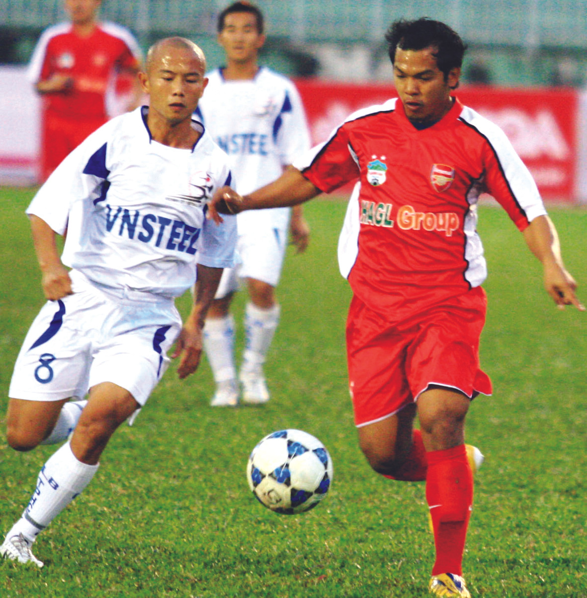 HAGL (áo đỏ) cần sự thay đổi không chỉ trên băng ghế huấn luyện Ảnh: Tường Vũ . HAGL (áo đỏ) cần sự thay đổi không chỉ trên băng ghế huấn luyện Ảnh: Tường Vũ