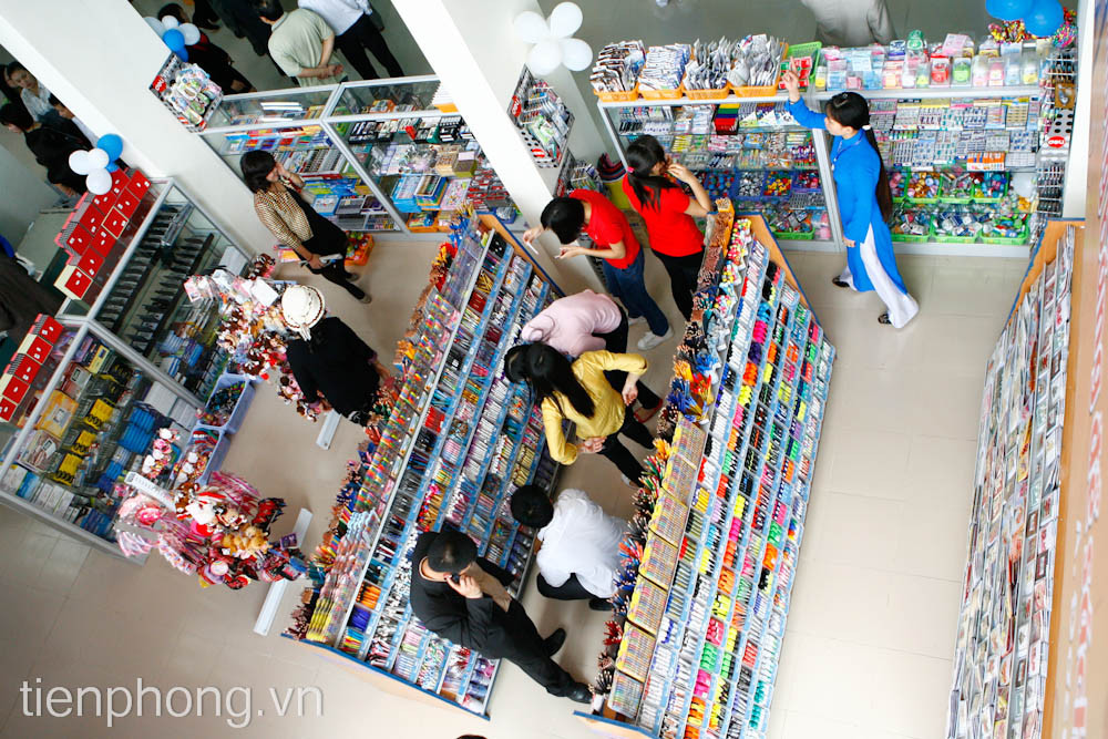 Nhà sách Tiền Phong tại Hải Dương có gần 1.000 m2 diện tích dành cho bán hàng, được trang bị hiện đại với tổng số vốn đầu tư gần 10 tỷ đồng