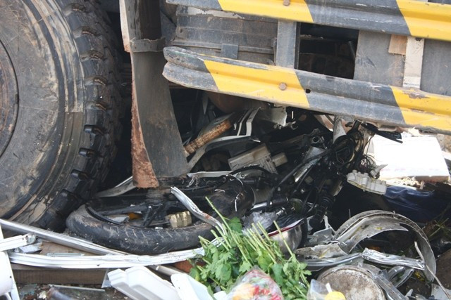 Một chiếc xe máy bị cuốn vào ngầm xe ben