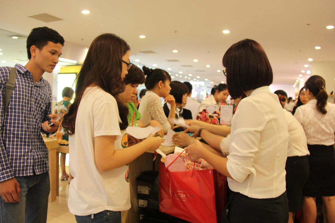 Đua chen mua hàng tốt giá rẻ tại Vincom Center Long Biên