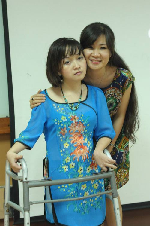 Trà My chụp ảnh lưu niệm với những người bạn