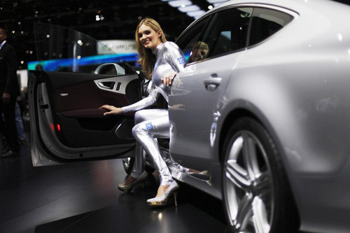 Một người mẫu bên chiếc Audi A7 tại triển lãm ô tô Bắc Mỹ (NAIAS) 2011, Detroit, Michigan, Mỹ diễn ra trong tháng 6 năm nay