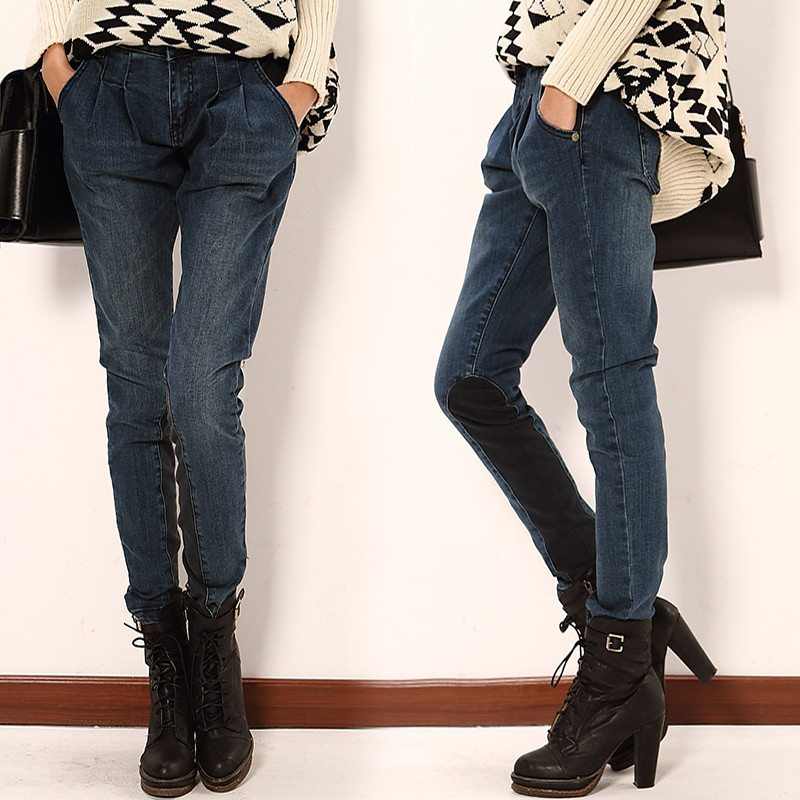 Áo phao, áo da hay những item cotton pha nilon khó thấm nước chính là những món đồ hoàn hảo cho những ngày mưa phùn thế này. Ngoài ra những kiểu áo sơ mi, đặc biệt là sơ mi denim cũng là một lựa chọn không tồi đâu nhé! Shorts, chân váy cotton tiện dụng hay skinny jeans sẽ giúp bạn cảm thấy năng động và thoải mái hơn. Cuối cùng là giữ cho đôi chân khỏi ướt bằng một đôi ủng đi mưa thật xinh, hay boots và giày da... vậy là bạn đã có ngay set đồ đi mưa thật hợp lý và thời trang rồi đấy!