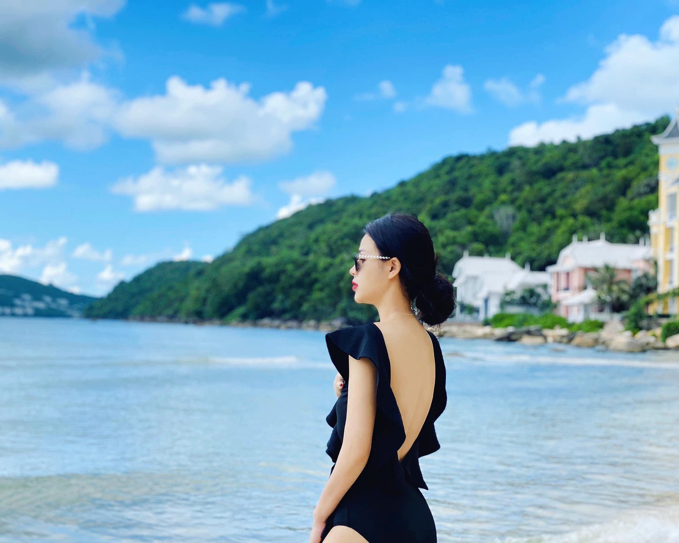 Lương Thu Trang sinh năm 1990, là diễn viên của Nhà hát Tuổi trẻ. Là bà mẹ một con nhưng cô nàng vẫn giữ được vóc dáng thon gọn, gợi cảm.