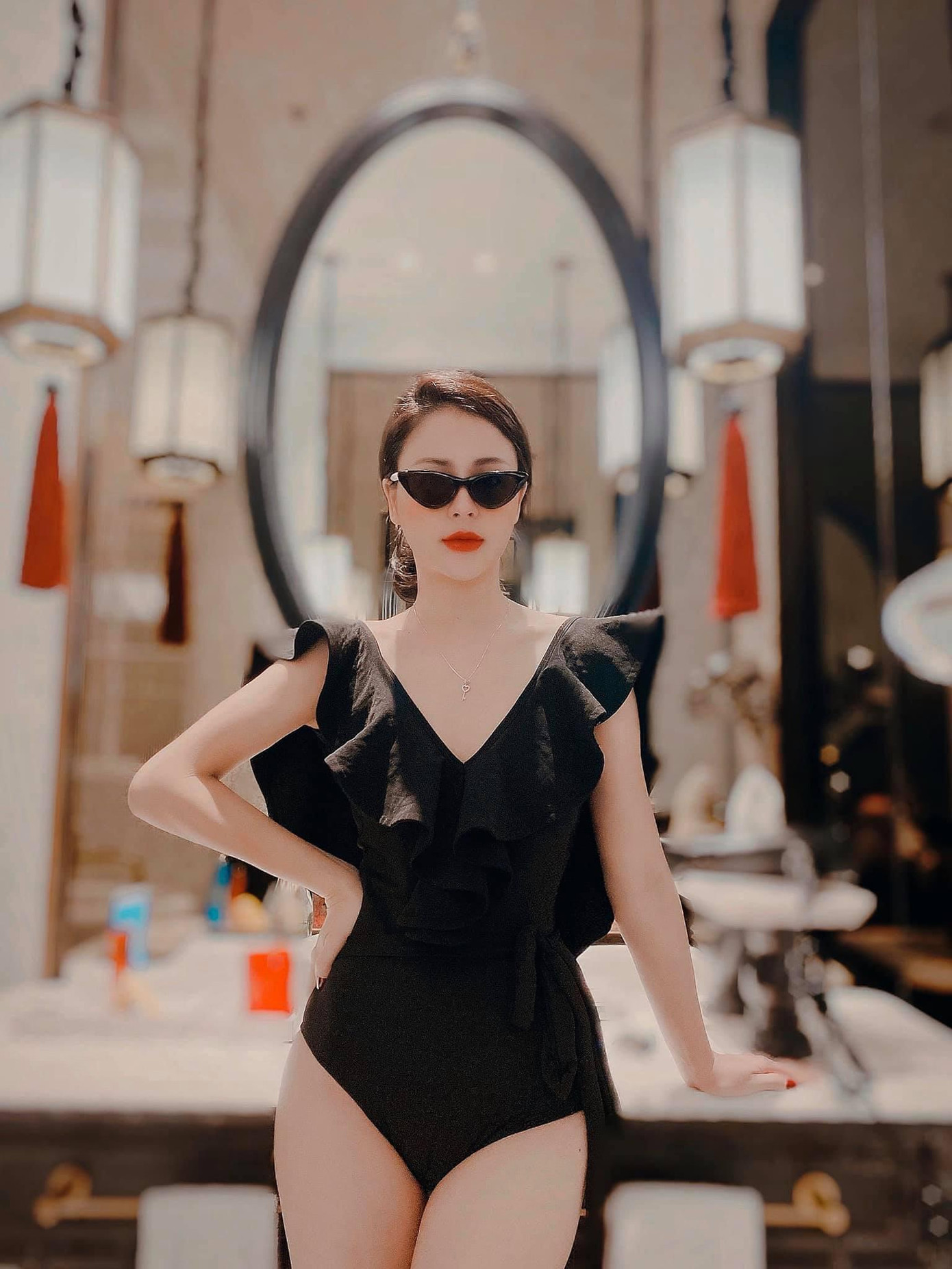 Là cô gái xuất thân từ miền quê nhưng có dòng dõi quý tộc, Minh HH có tình yêu chân thành, giản dị với Phúc (Doãn Quốc Đam). Tuy nhiên, về sau cô lại bị chinh phục bởi tình cảm của Hoàng (Việt Anh).