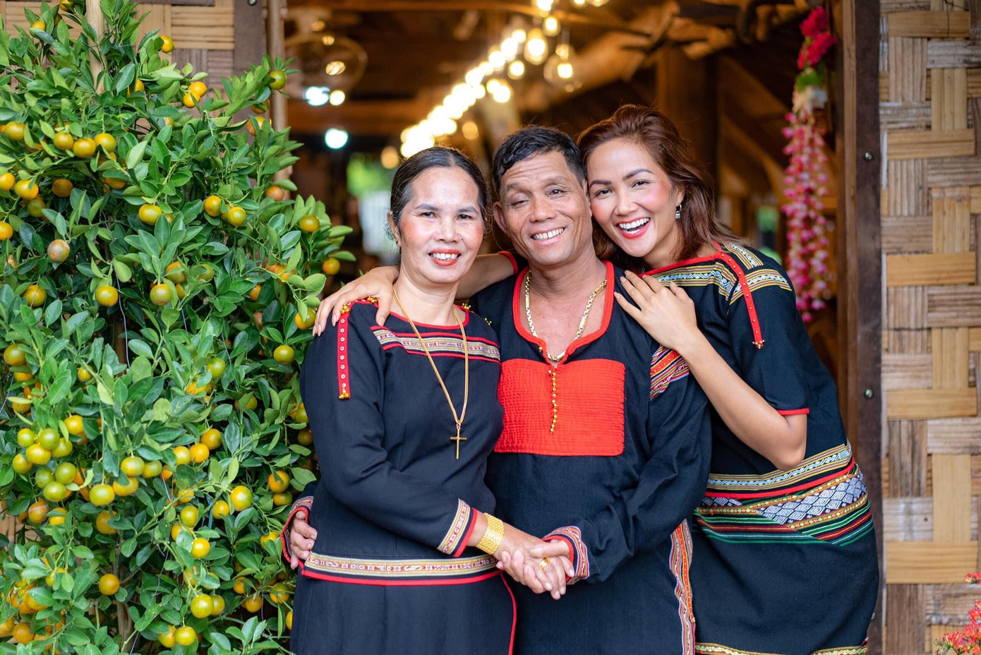 Sau 3 năm đăng quang, Hoa hậu H’Hen Niê vẫn chiếm trọn tình cảm của người hâm mộ. Cô nàng tích cực hoạt động thiện nguyện và là một trong số những hoa hậu bình dị, thân thiện nhất.