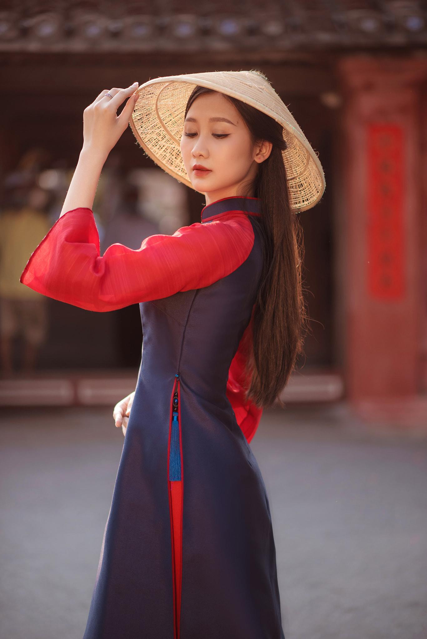 Với nhan sắc ngọt ngào, cô nàng được ví là "nàng thơ xứ Huế".