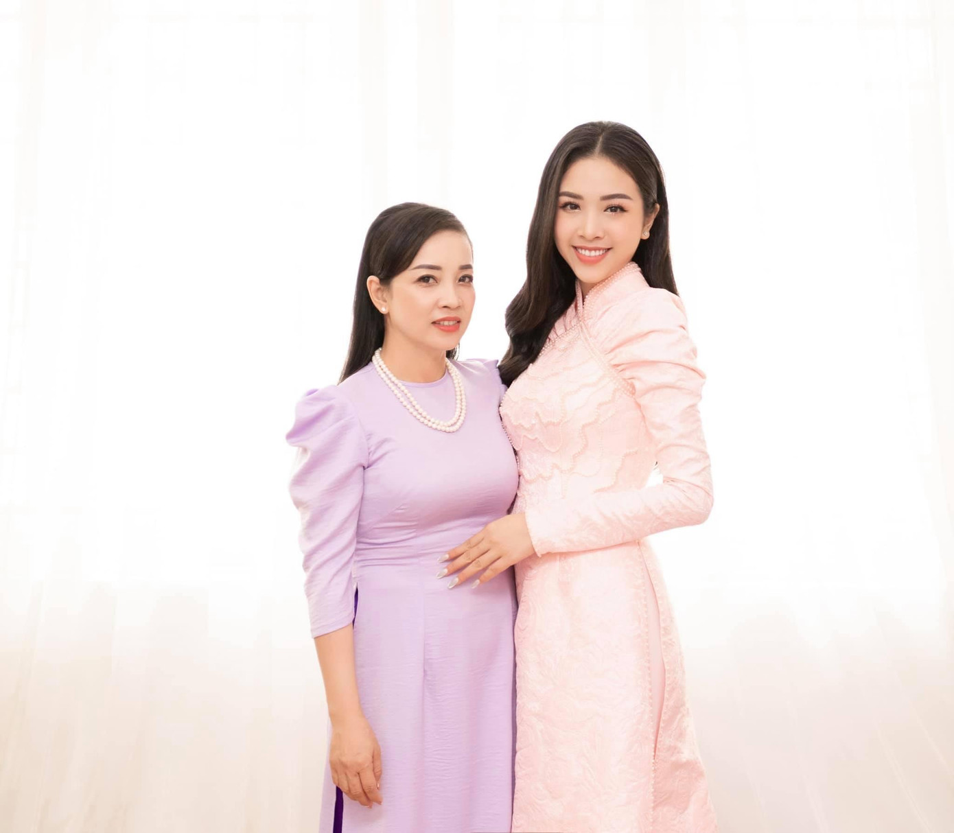 Nhan sắc mẹ trẻ đẹp của Á hậu Thuý An thu hút sự quan tâm của người hâm mộ.