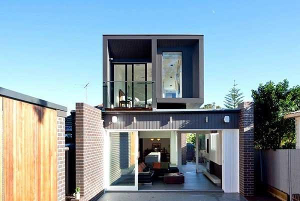 Một thiết kế đơn giản và sáng tạo cho những người phóng khoáng. Mẫu nhà 2 tầng 700 triệu hướng ngoại kết hợp hệ thống cửa kính như mở rộng không gian nhà ở hơn đồng thời tạo cảm giác thoải mái cho người sử dụng. Tầng 2 xây dựng dạng hộp lệch nhau làm tăng diện tích thiết kế và tạo thêm không gian cho mỗi thành viên có sự riêng tư và độc lập.