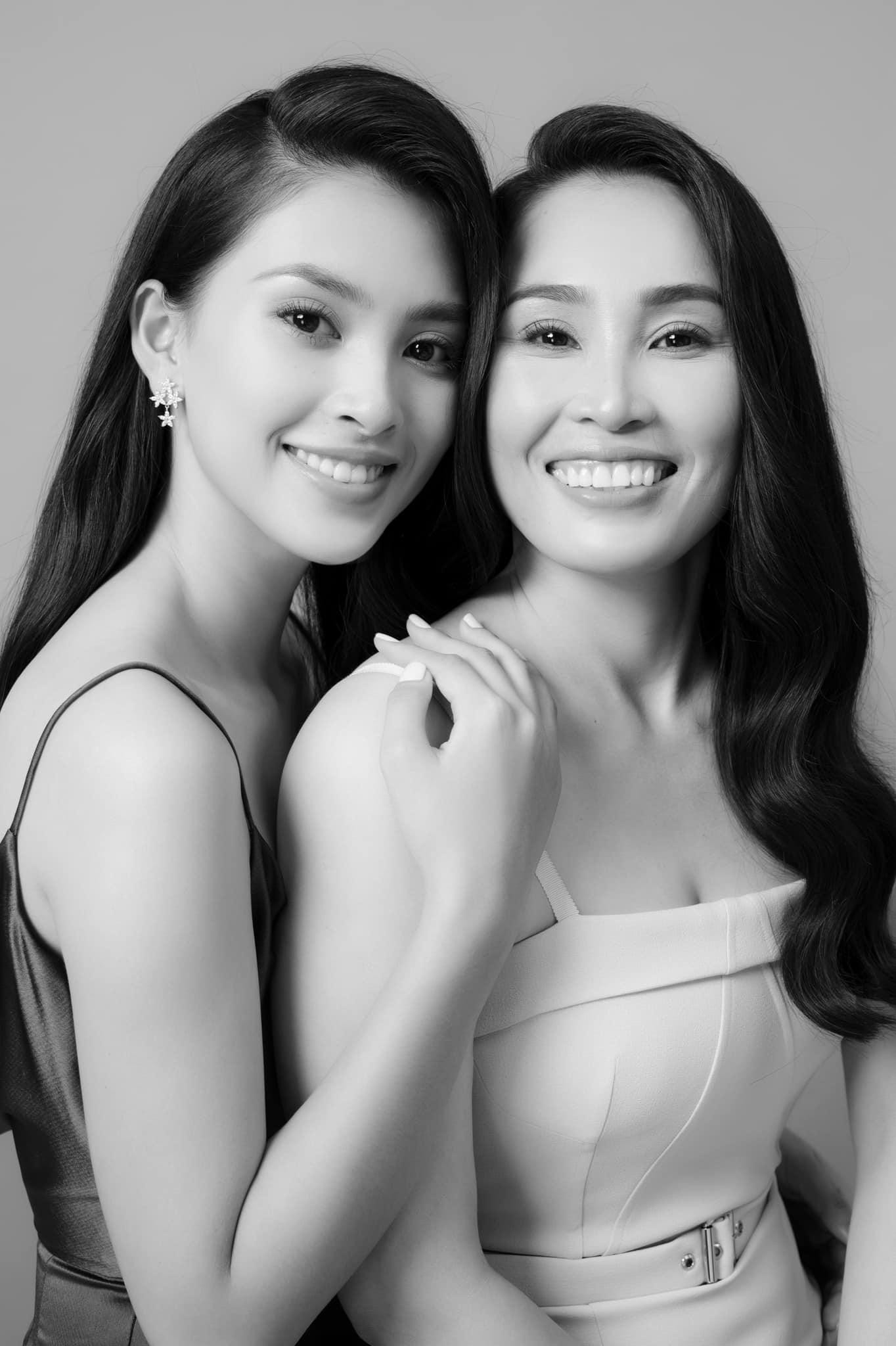 Chia sẻ ảnh chụp với mẹ, Hoa hậu Tiểu Vy viết dòng trạng thái ngắn gọn chúc mừng Ngày của Mẹ.