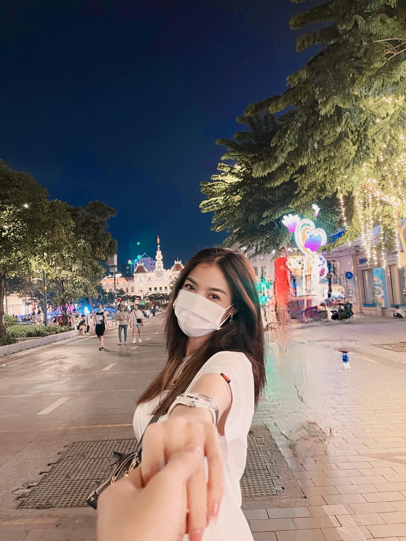 Không ở bên cạnh mẹ, Á hậu Kiều Loan nhắn gửi: “Ngày của mẹ mà mẹ Tuyết Hà xa quá, con cũng không về được nên thôi, call video nói chuyện hết thiên hạ, dặn qua dặn lại sức khoẻ, rồi trong Sài Gòn hôm nay thành ngày của con. Chúc tất cả những điều tốt đẹp nhất đến các bà, dì, cô, mẹ, chị đang giữ chức vụ thiêng liêng, đáng quý mẹ”.