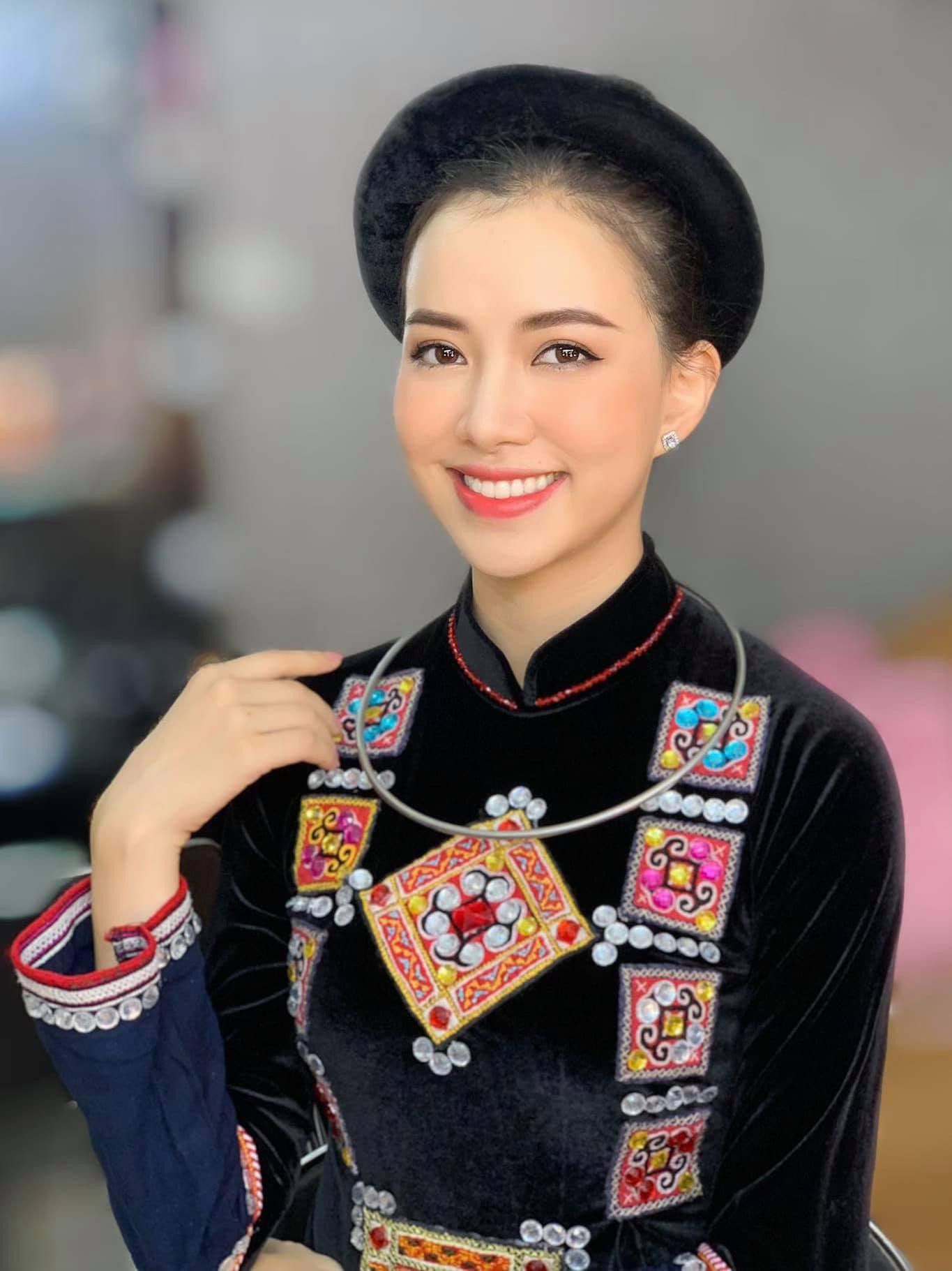 Cô từng là hot girl của trường, được báo chí chú ý thời học phổ thông. Năm 2012, người đẹp vào vòng chung kết Hoa hậu Phụ nữ Việt Nam qua ảnh, Á khôi Ngoại thương Hà Nội 2013.