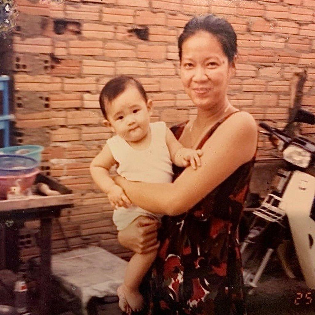 Bức ảnh cho thấy mẹ Khánh Vân thời trẻ cũng sở hữu gương mặt xinh đẹp, sắc nét. Hiện tại, Khánh Vân đang ở Mỹ để tham gia cuộc thi Miss Universe. Cô được kì vọng sẽ đạt thứ hạng cao tại đấu trường nhan sắc này.