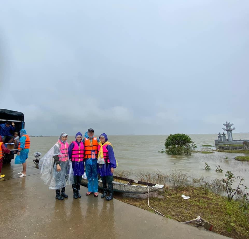 Những hình ảnh mẹ Hồ Ngọc Hà về tâm lũ.