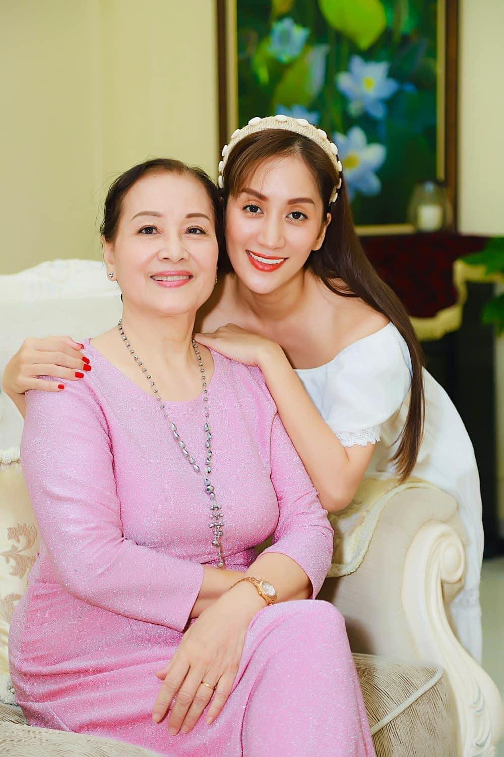 “Ngày của mẹ. Mong mẹ nhiều sức khoẻ và luôn vui vẻ”- Khánh Thi gửi lời chúc tới mẹ của mình.