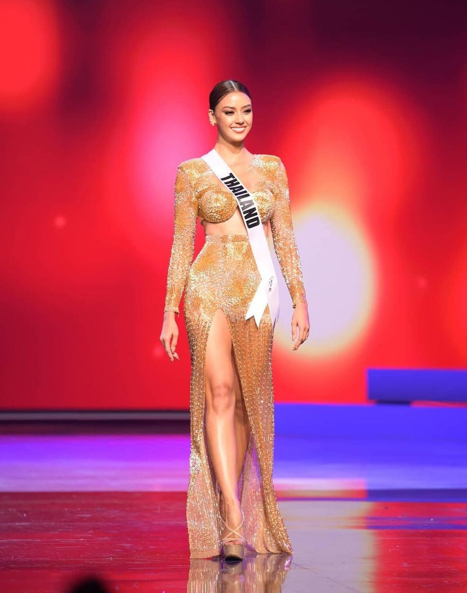Trang Missosology đánh giá cao nhất thí sinh Amanda Obdam – đại diện của Thái Lan. Chuyên trang sắc đẹp này cũng nhận định Amanda Obdam là người có màn thể hiện váy dạ hội tốt nhất bán kết. Hoa hậu Hoàn vũ Thái Lan 2020 đã tỏa sáng khi thể hiện được sự điềm tĩnh, thanh lịch. Amanda Obdam khoe được đôi chân dài, vòng eo thon.