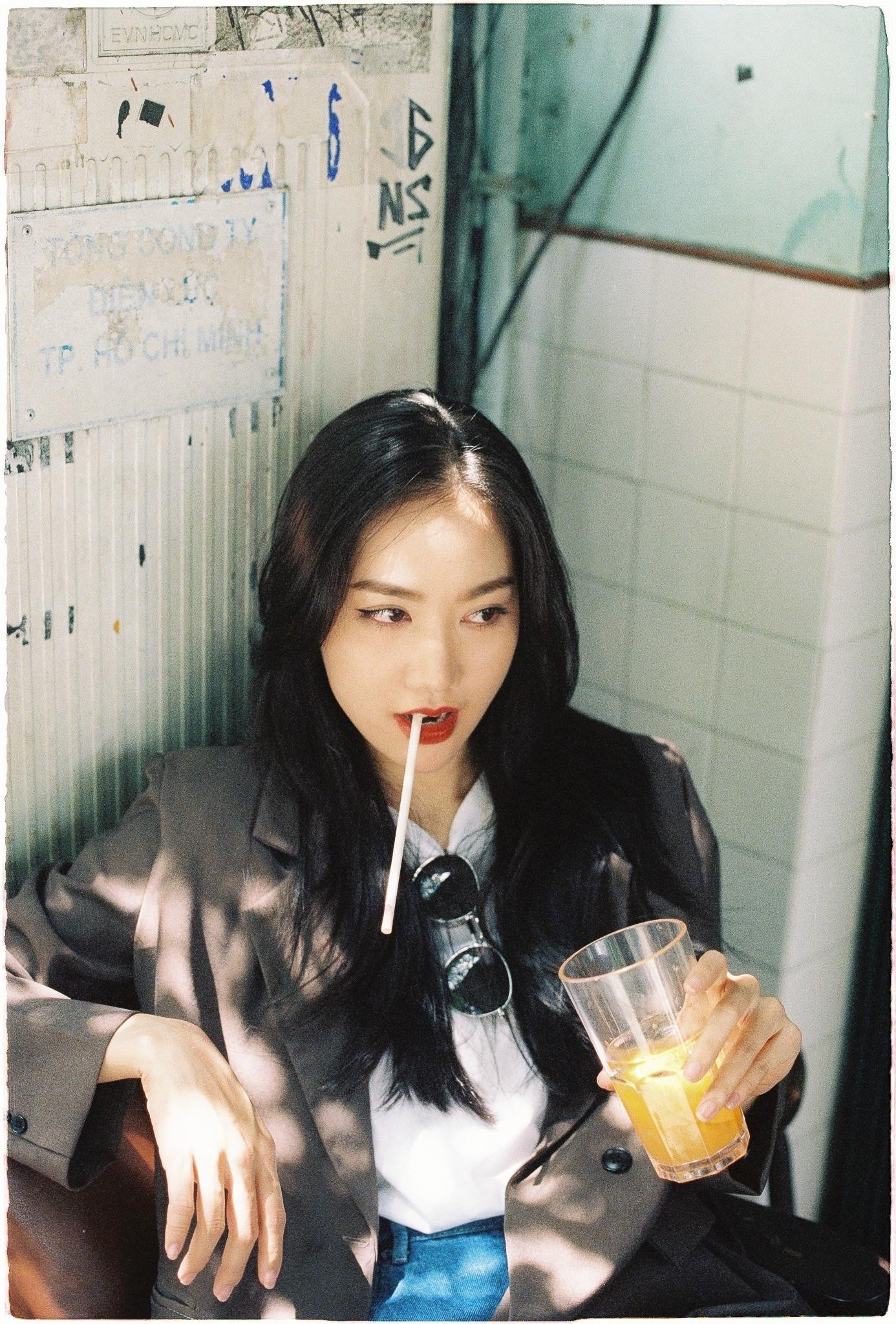 Cao 1m67, số đo 3 vòng 76-55-85 cm và nặng 44 kg, Hồng Tuyết từng là thí sinh có vòng eo nhỏ nhất cuộc thi Hoa hậu Việt Nam 2018, cũng là người nhẹ cân nhất.