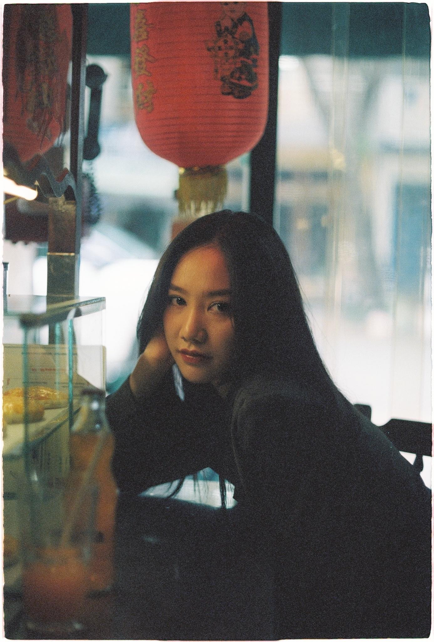 Trong một phút ngẫu hứng, Hồng Tuyết thực hiện bộ ảnh đánh dấu tuổi 27 cá tính, bản lĩnh.