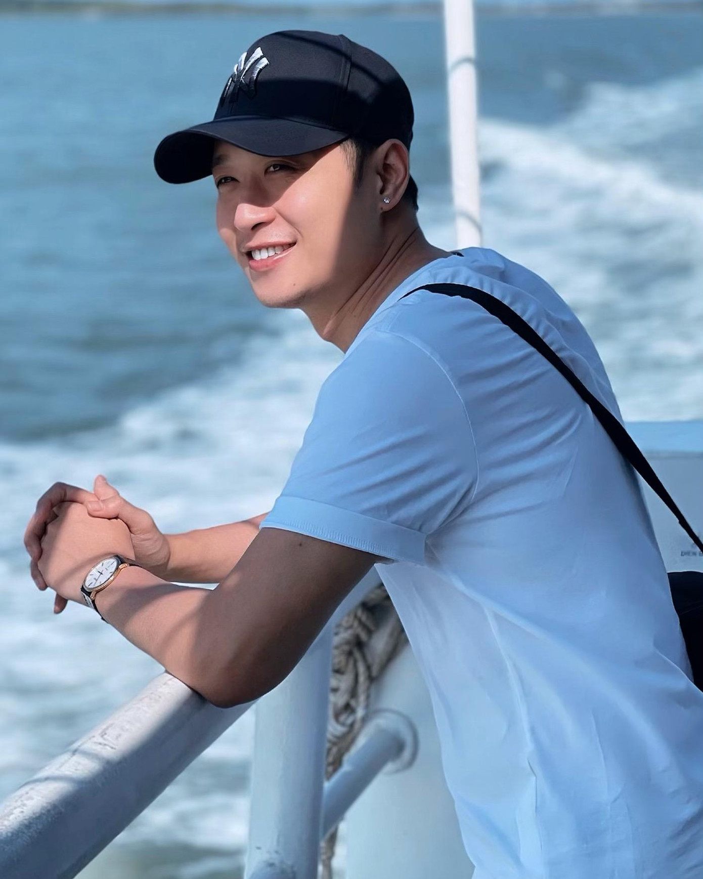 Mạnh Hưng ngoài đời điển trai, nam tính khác hẳn hình tượng nhân vật “nửa mùa” trong “Hướng dương ngược nắng”.