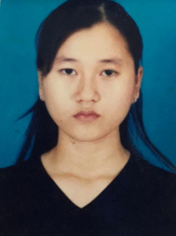 Lâm Vỹ Dạ chia sẻ ảnh chụp chứng minh nhân dân kể lại kỉ niệm đầy đau thương của mình trước đây. Cô viết: "Nghĩ tới cảnh lát đi làm căn cước tự nhiên thấy nhớ thời niên thiếu. Hình chụp năm 17 tuổi khi làm CMND lần 2 vì bị mất. Thú thực lúc này tâm trạng đang rất vui không quạo mà không hiểu sao lên hình nó vậy đó trời. Cơ mặt trời sinh để bình thường mà ai nhìn cũng thấy bất thường. Bởi vậy hay bị mang tiếng". Lâm Vỹ Dạ chia sẻ ảnh chụp chứng minh nhân dân kể lại kỉ niệm đầy đau thương của mình trước đây. Cô viết: "Nghĩ tới cảnh lát đi làm căn cước tự nhiên thấy nhớ thời niên thiếu. Hình chụp năm 17 tuổi khi làm CMND lần 2 vì bị mất. Thú thực lúc này tâm trạng đang rất vui không quạo mà không hiểu sao lên hình nó vậy đó trời. Cơ mặt trời sinh để bình thường mà ai nhìn cũng thấy bất thường. Bởi vậy hay bị mang tiếng".