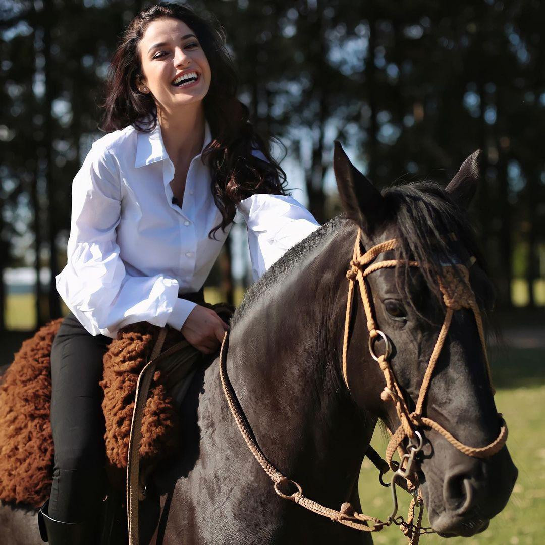 Julia Gama từng có thời gian sống ở Trung Quốc, trở thành gương mặt đại diện cho nhiều hãng mỹ phẩm lớn tại đây.