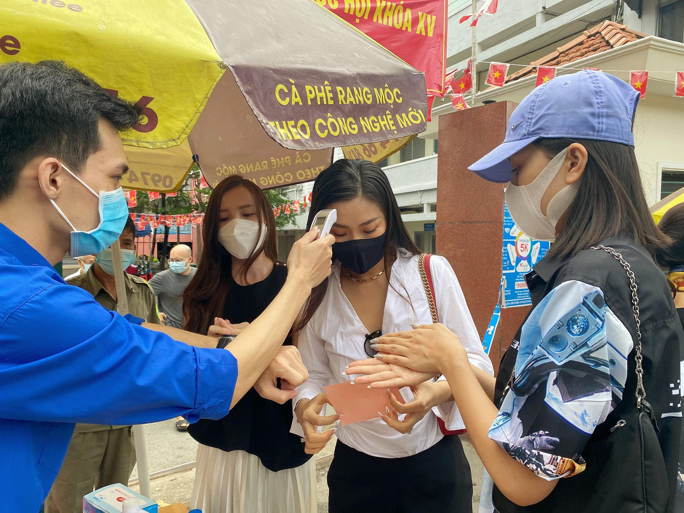 Á hậu Diễm Trang cho biết: “Trang tranh thủ đi bỏ phiếu sớm để hạn chế tập trung đông người trong thời gian dịch bệnh. Tìm hiểu thông tin về các cử tri, Trang cảm thấy ai cũng giỏi với nhiều đóng góp, Trang tin là chúng ta sẽ tìm những Đại biểu tài giỏi để điều hành công việc của đất nước”.