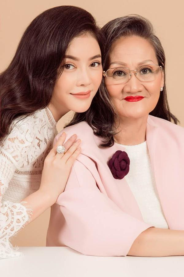 Lý Nhã Kỳ hứa tìm con rể cho mẹ nhân ngày thật đặc biệt. “Con hạnh phúc khi thừa hưởng nét đẹp của cả bố và mẹ. Thừa hưởng tính cách mạnh mẽ, chịu đựng và trách nhiệm của bố, nhưng con cũng thừa hưởng những tính cách đặc biệt khác từ mẹ là chung thủy, hy sinh, và bản lĩnh. Cuối cùng chúc mừng bố mẹ đã tạo ra phiên bản”chất lượng”. Con giống bố nhất là ngại thể hiện và nói tiếng yêu ai, nhưng hôm nay con muốn thay bố và gia đình nói rằng mẹ là người phụ nữ tuyệt vời nhất đối với gia đình mình. Chúng con yêu mẹ và con hứa sẽ tìm rể Út (trong ngày hôm nay thui nha mẹ) ngày mai thì con không biết đâu. Yêu mẹ”- cô viết.