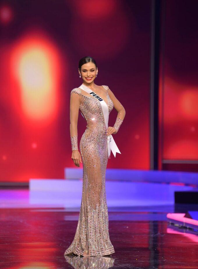 Đại diện của Peru, Hoa hậu Janick Maceta Del Castillo được khen ngợi sở hữu ngoại hình sexy nhưng thanh lịch. Các chuyên gia của Missosology cho rằng cô có phần trình diễn tinh tế. Mẫu váy của Janick Maceta Del Castillo được chuyên gia đánh giá là trang phục sang trọng nhất của đêm thi.