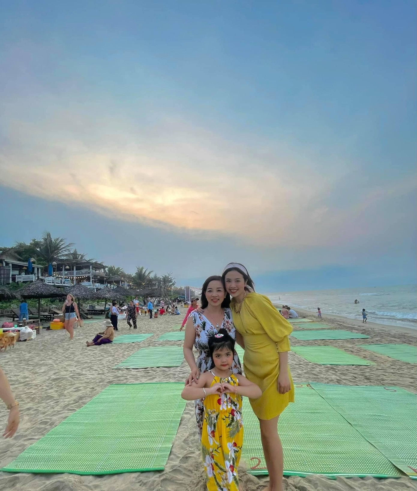 Trên trang cá nhân, cô nàng chia sẻ: “Happy Mother's Day. Nơi bình yên nhất là luôn được bên mẹ. Vẫn còn nhớ lần đầu tiên xa mẹ nhất là năm lớp 12 lên Cần Thơ học mà 2 mẹ con khóc ướt át cả ngày. Và giờ lớn rồi nhưng mỗi khi về thăm nhà lên lại Sài Gòn đều cảm giác buồn man mác. Đặc biệt yêu nhất dù tâm sự với mẹ chuyện gì cũng luôn bên con gái mình trước rồi sai đúng tính sau. Được nhé chị Duyên mami. Chúc mẹ Duyên luôn vui vẻ, bình an và khoẻ mạnh bên các con”.