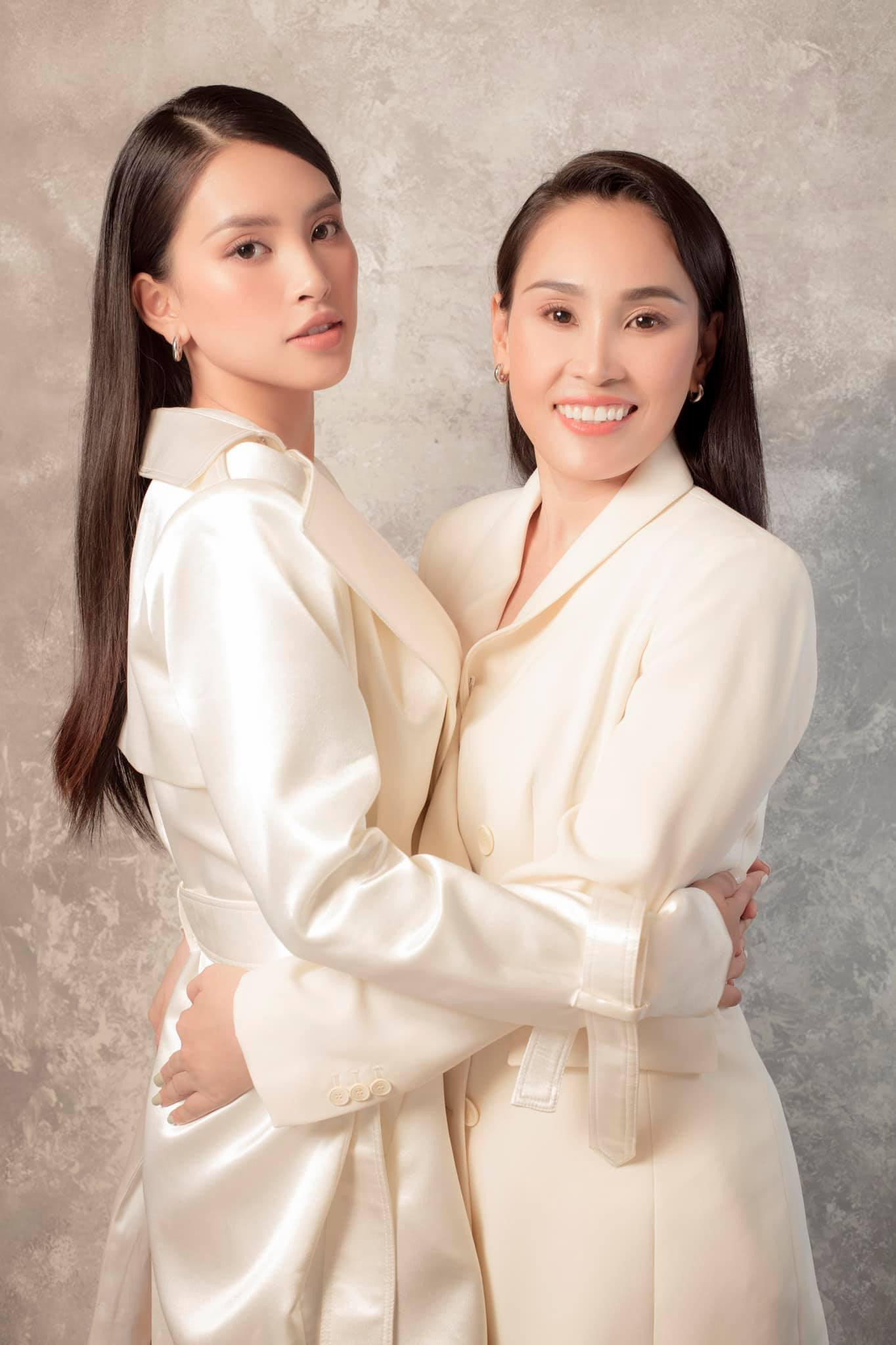 Mẹ là người thường xuyên đồng hành cùng Tiểu Vy trong suốt thời gian kể từ cô đăng quang tới nay.