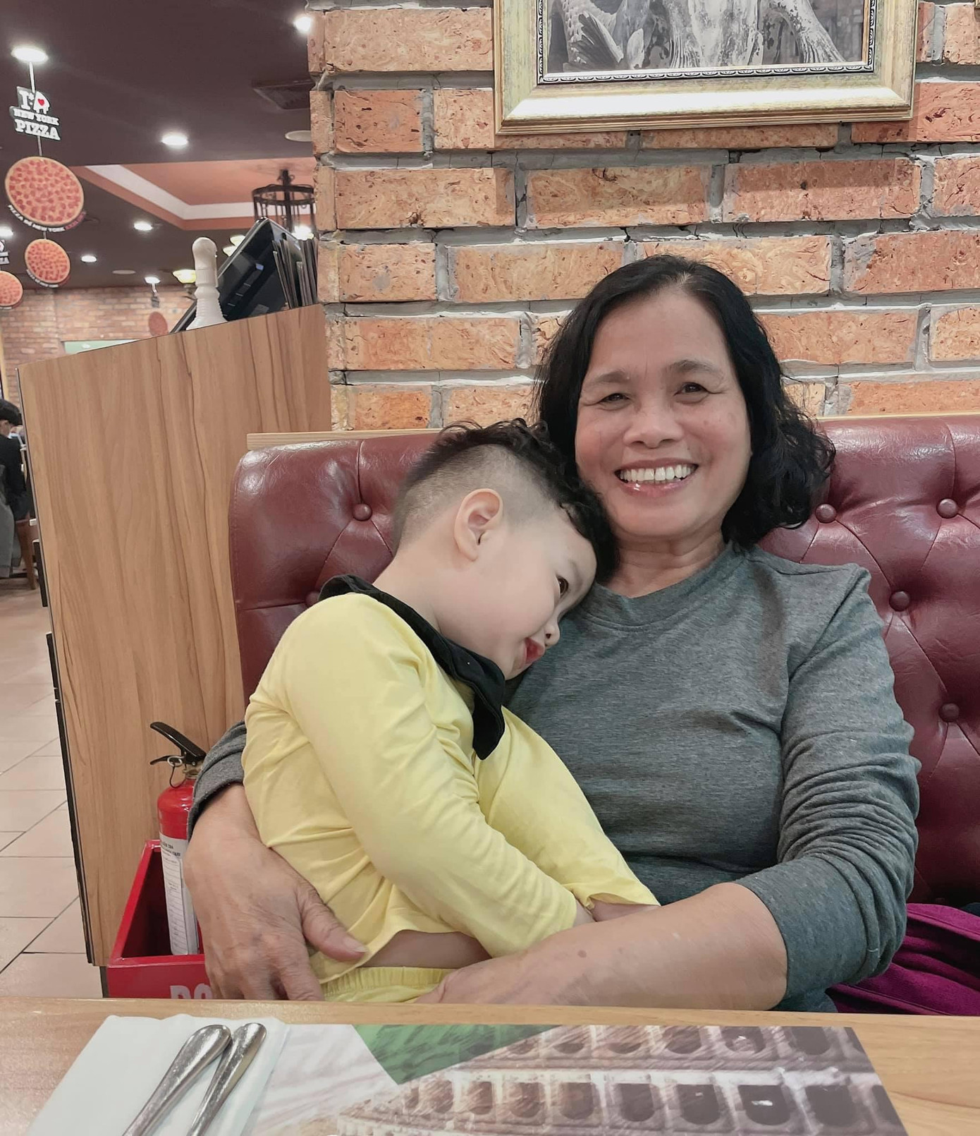 “Điều duy nhất còn nợ mẹ là làm sao để mẹ không còn lo lắng cho cuộc sống của riêng con. Con sẽ cố gắng để hoàn thành điều đó để mẹ cứ luôn cười thế này nhé. Nhân ngày của mẹ, con chúc mẹ luôn khỏe mạnh và hạnh phúc mẹ nhé”- diễn viên Việt Anh chia sẻ.