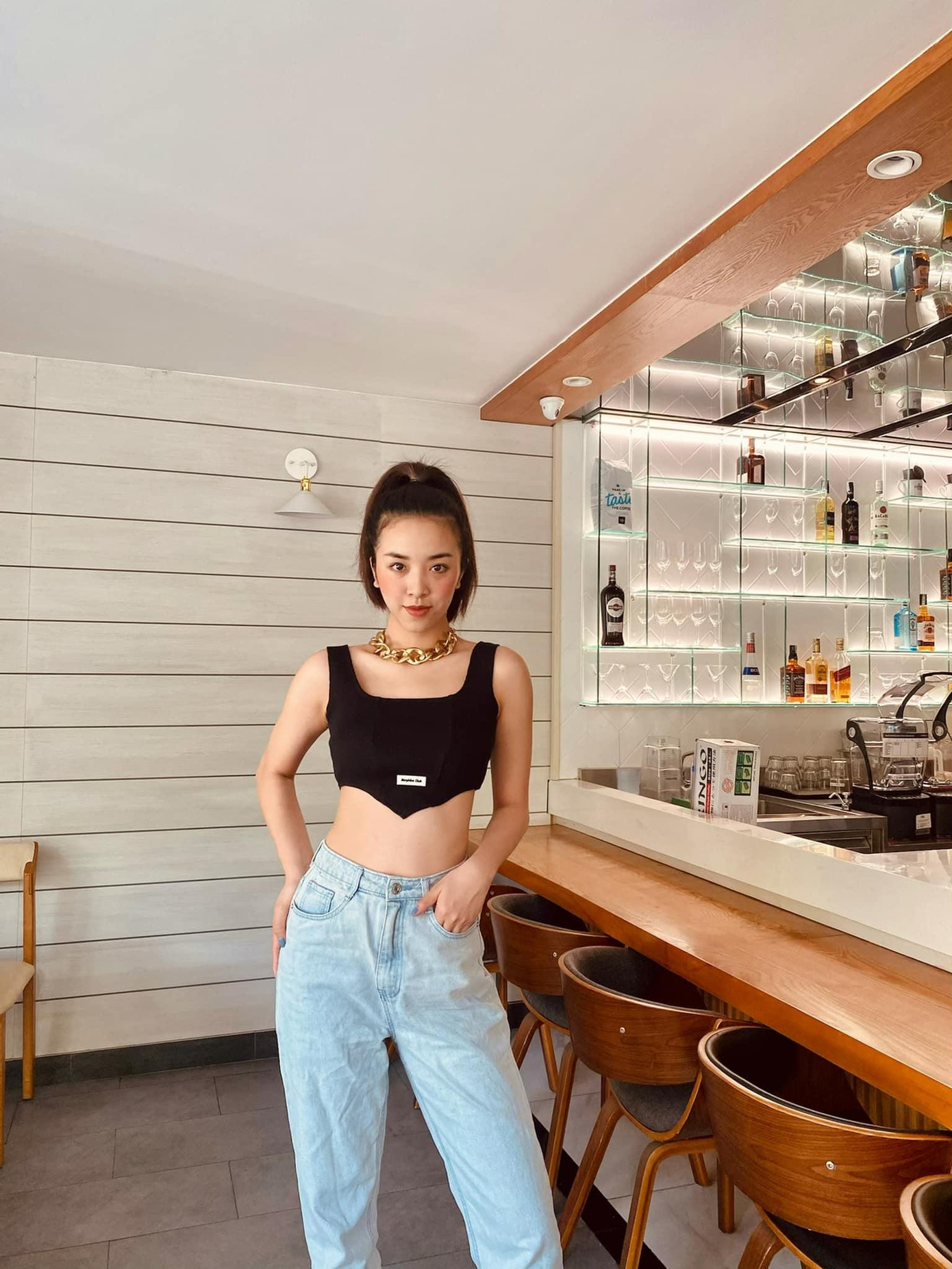 “Thực hiện chỉ thị của bộ y tế nên chơi lễ tại Sài Gòn”- Á hậu Thuý An không đi du lịch ngày lễ nhằm đảm bảo an toàn khi dịch COVID-19 bắt đầu bùng phát với những ca lây nhiễm cộng đồng đầu tiên được phát hiện.