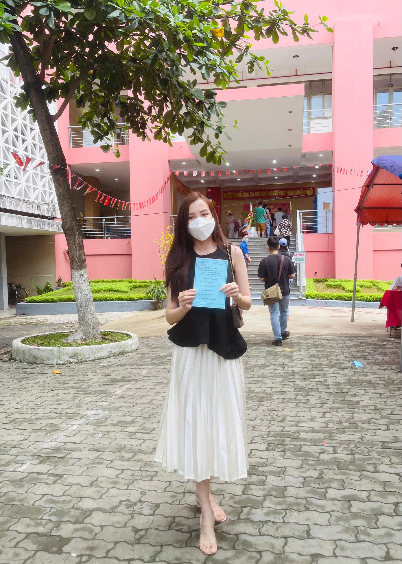 Hoa khôi Huỳnh Thuý Vi có mặt từ sớm để tham gia bầu cử. Cô chia sẻ: “Háo hức “Ngày hội non sông” 23/5/2021. Trong không khí phấn khởi, vui tươi của cử tri cả nước, Thúy Vi rất vui khi cầm trên tay mình đây là lá phiếu cử tri, lá phiếu của sự dân chủ, quyền lực, và trách nhiệm. Mỗi lá phiếu với Vi nó không đơn thuần là nghĩa vụ của một công dân mà là cả một niềm tin lớn lao gửi gắm để bầu ra người đủ tiêu chuẩn xứng đáng, đủ đức, đủ tài, đại diện cho nhân dân. Ngày hội này còn là truyền thống quý báu của dân tộc, là quyền lợi và nghĩa vụ thiêng liêng của mỗi cử tri cả nước. Tuy nhiên, mọi người cần phải tuân thủ nghiêm túc các quy định về phòng, chống dịch COVID-19, không lơ là chủ quan để cuộc bầu cử, ngày hội của non sông diễn ra thành công trọn vẹn”.