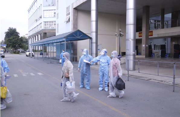 Người bệnh di chuyển tới khu cách ly tập trung