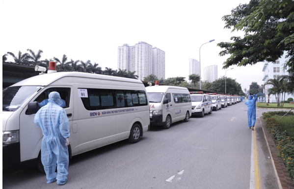 Xe di chuyển người bệnh đến các khu cách ly tập trung